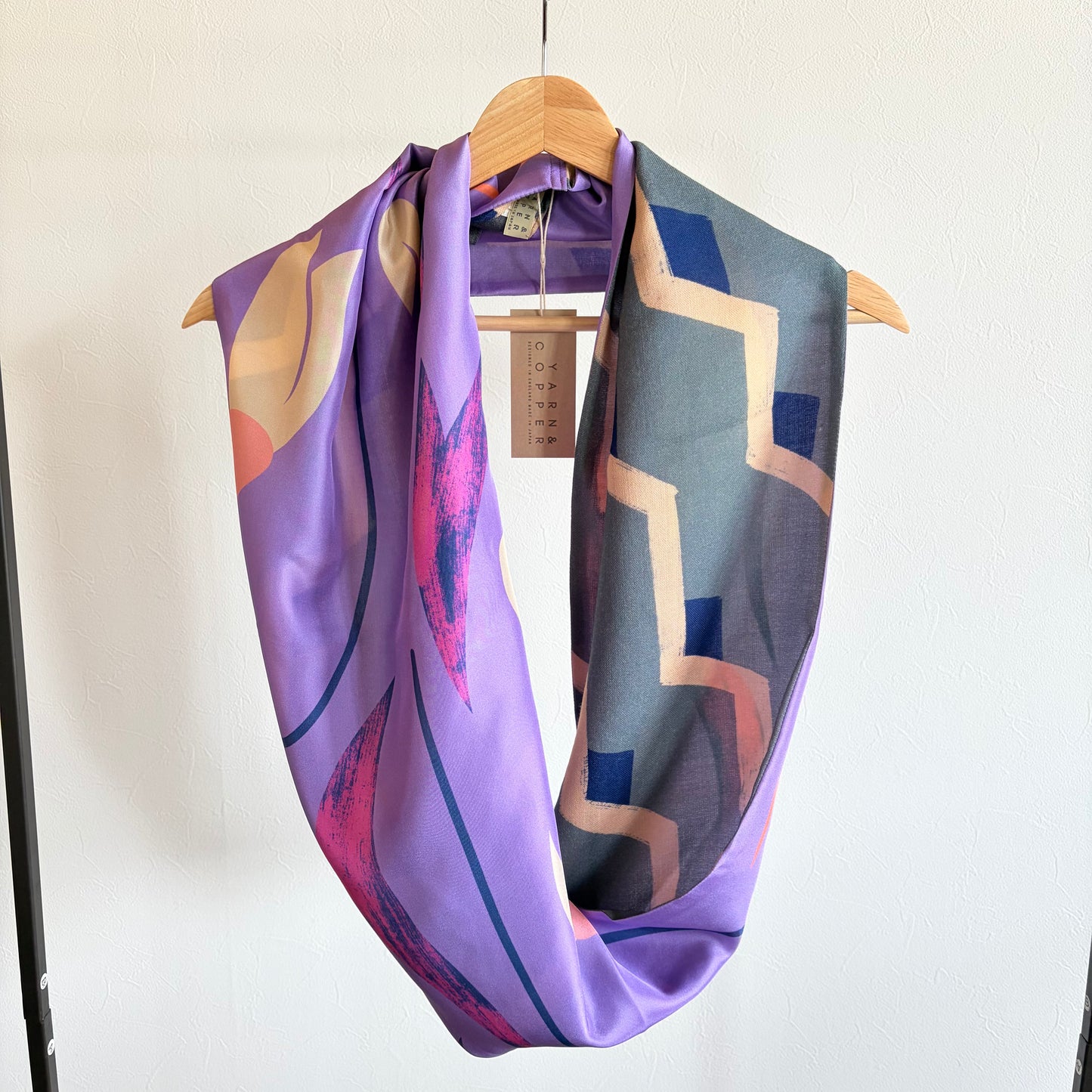 Écharpe japonaise en soie et laine mérinos imprimée 'Halsham' grise x noire