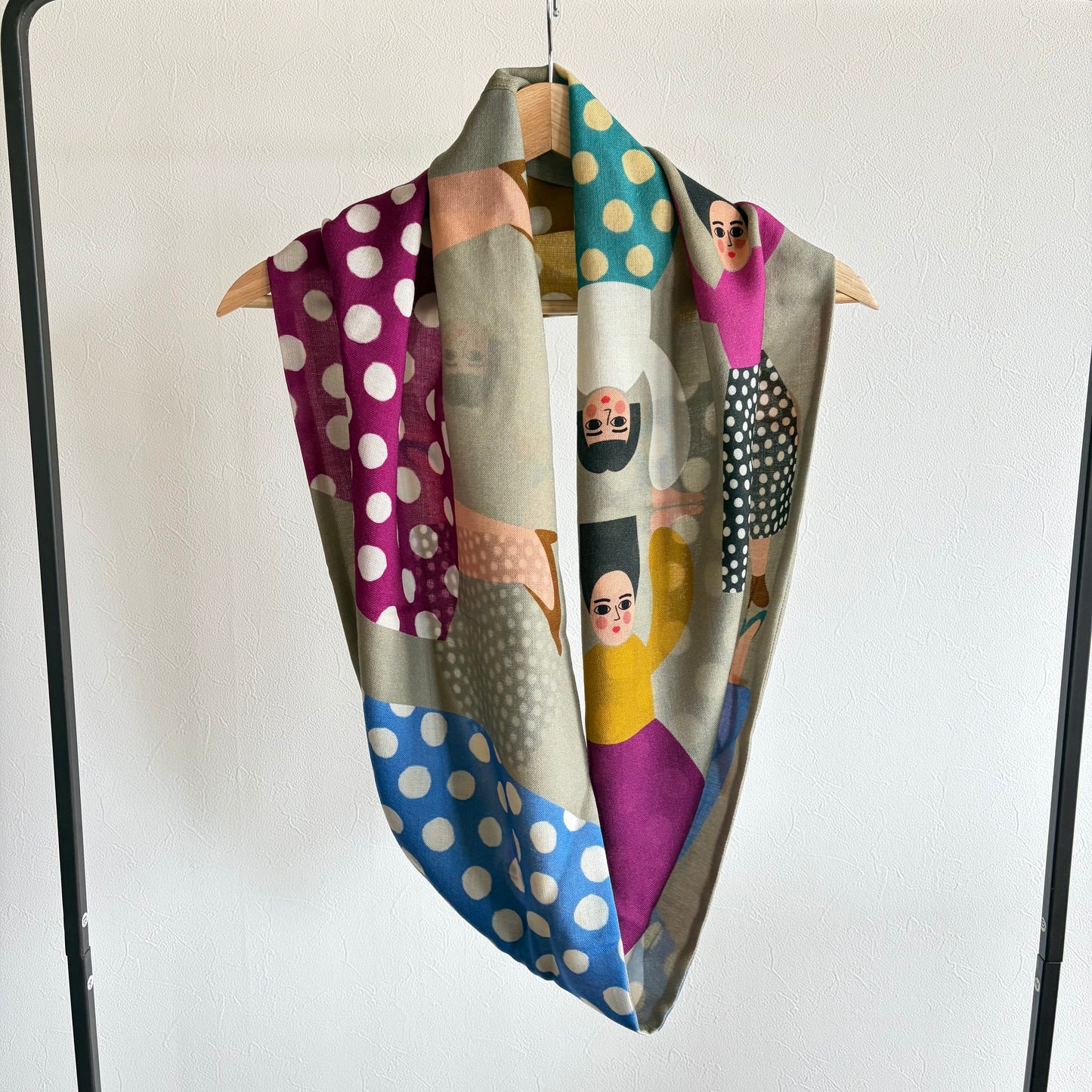 Écharpe japonaise en soie et laine mérinos imprimée 'Halsham' grise x noire