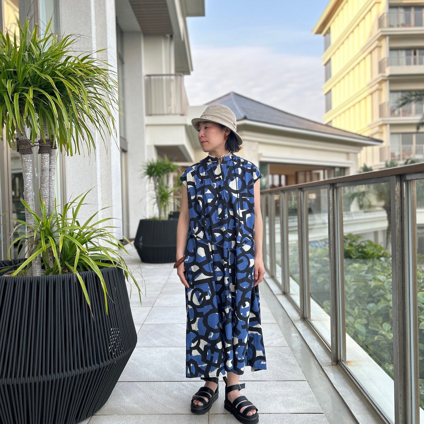 Réapprovisionner! Robe chemise froncée en coton bio imprimé japonais 'Pluto and Beyond'