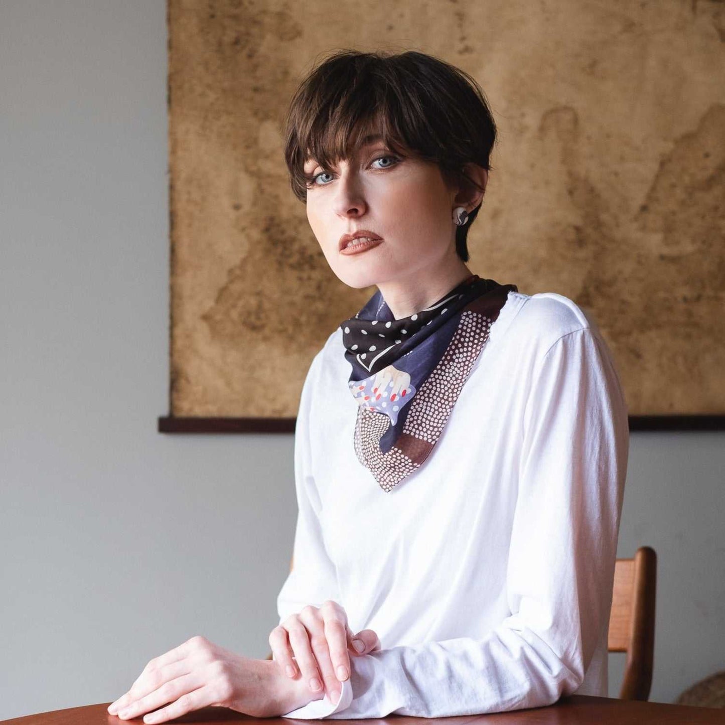 Silk 'Polka Dot Queen' navy ウェーブリング付きミニスカーフ