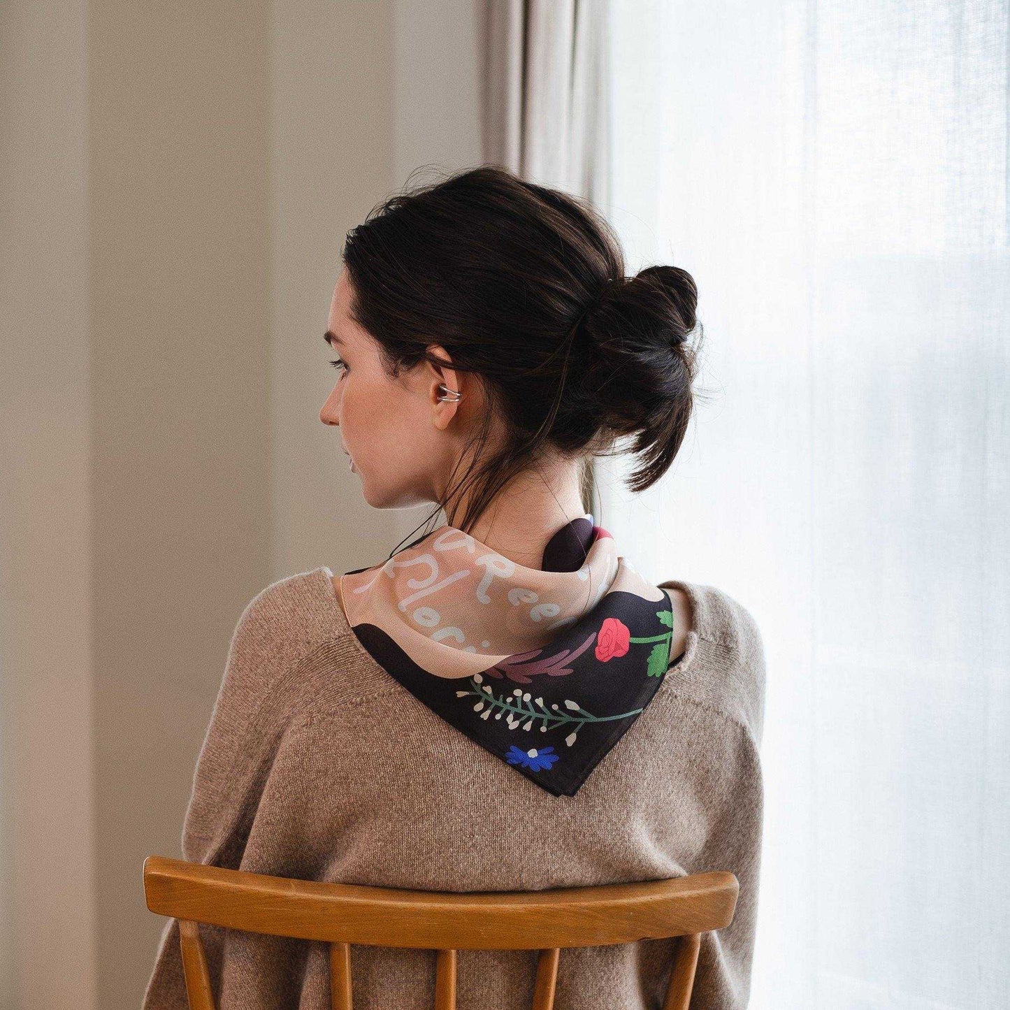 Japanese Printed Silk 'The Hither Green Florist' M.black 8リング付きミニスカーフ