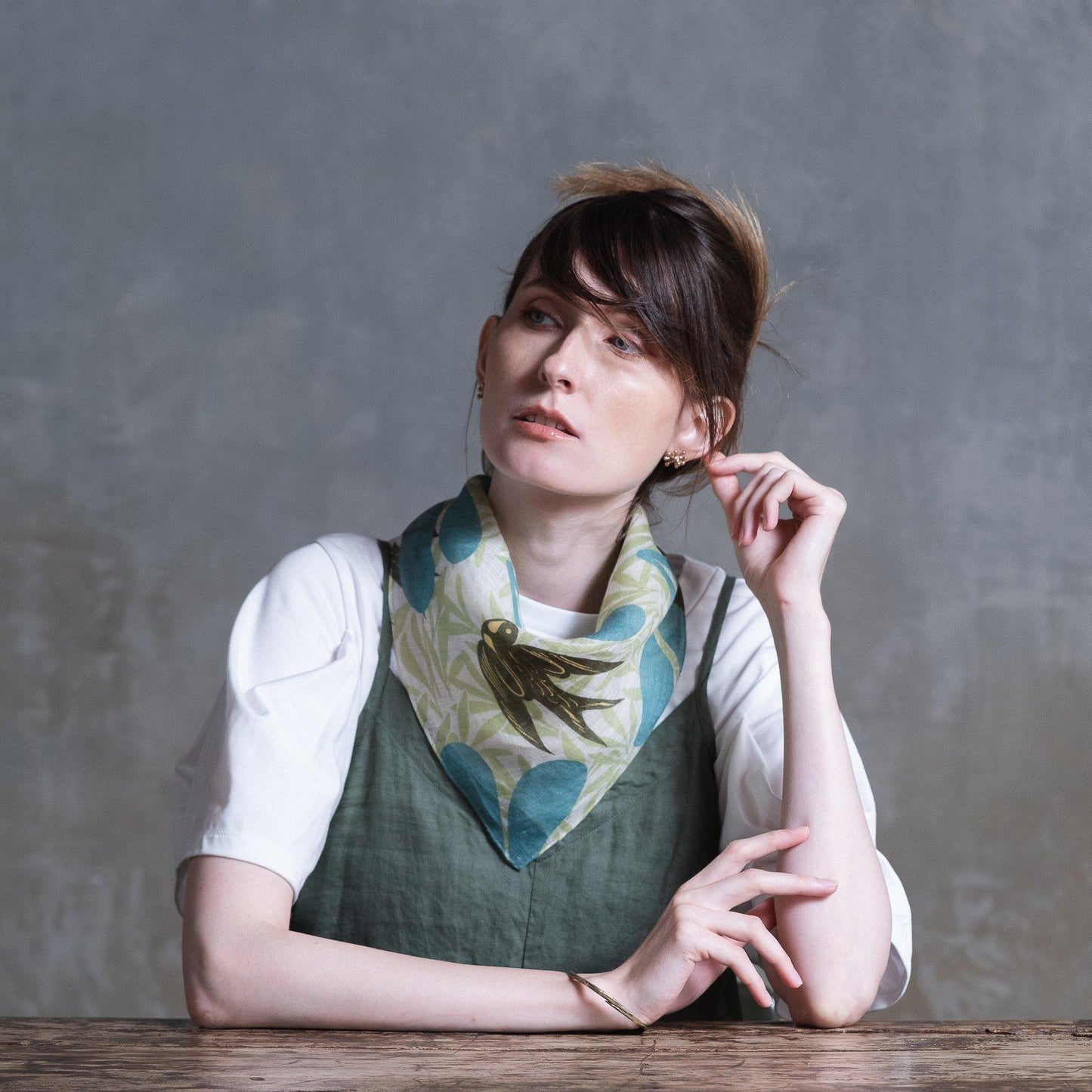 近江リネン Japanese Linen 'Swift Swallows' Green リング付きミニスカーフ