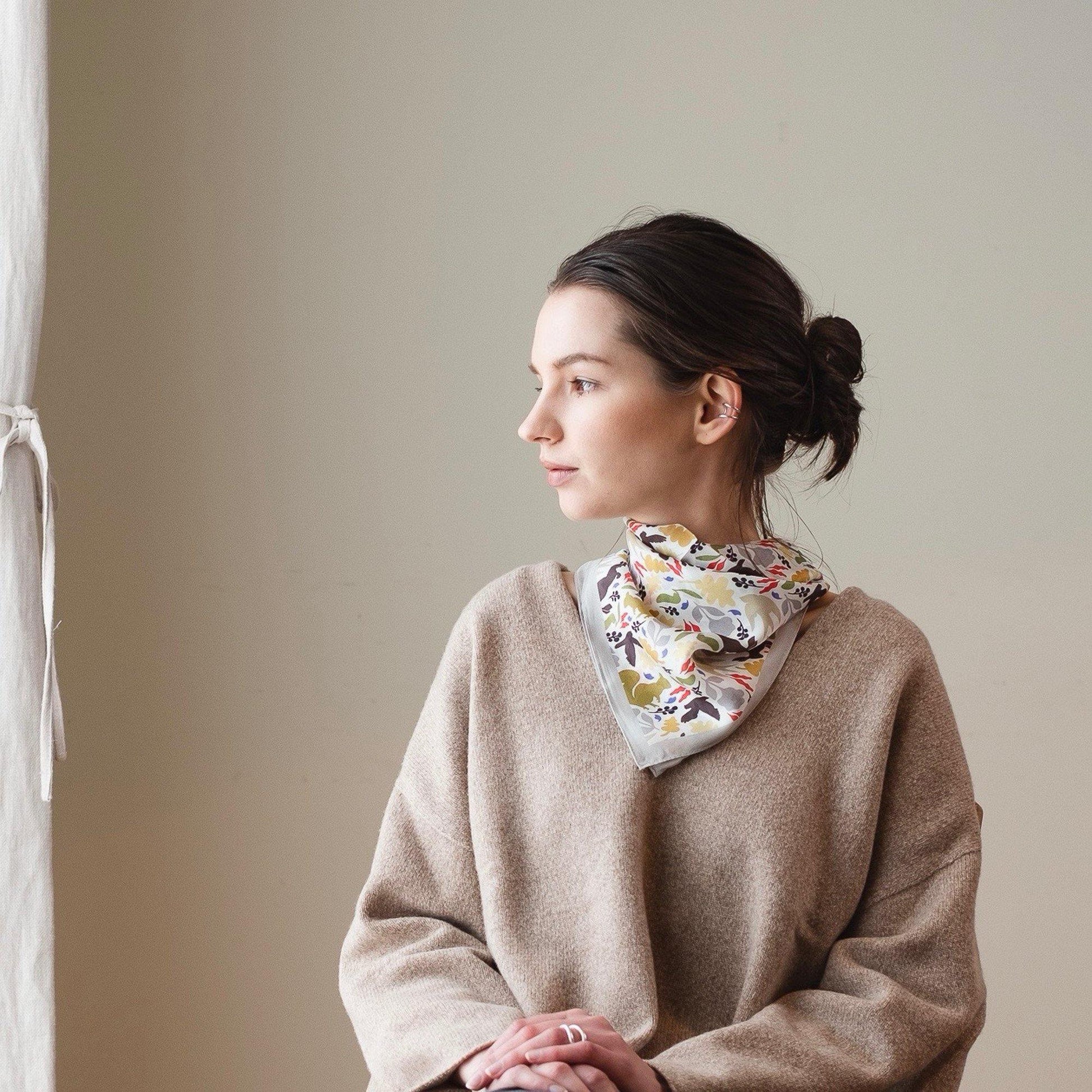 Japanese Printed Silk 'Bramley Hedge' grey  8リング付きミニスカーフ