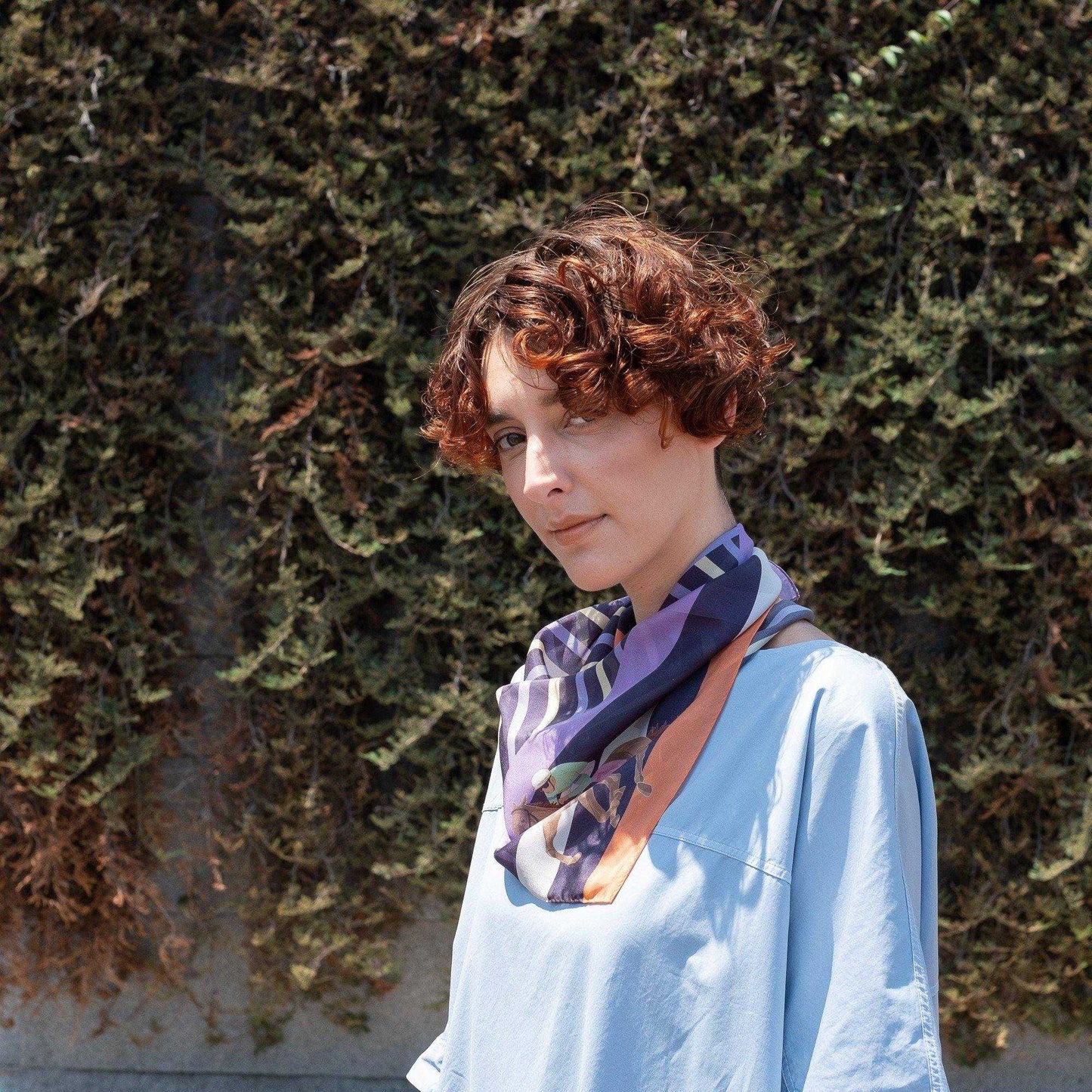 Japanese Printed Silk 'A day at the Races' Navy リング付きミニスカーフ