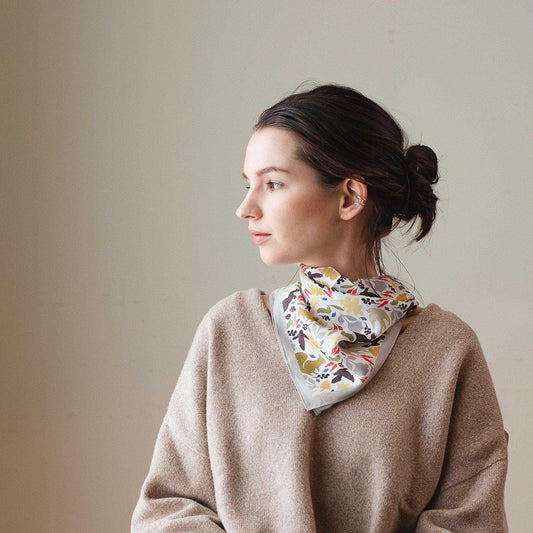 Japanese Printed Silk 'Bramley Hedge' grey  8リング付きミニスカーフ