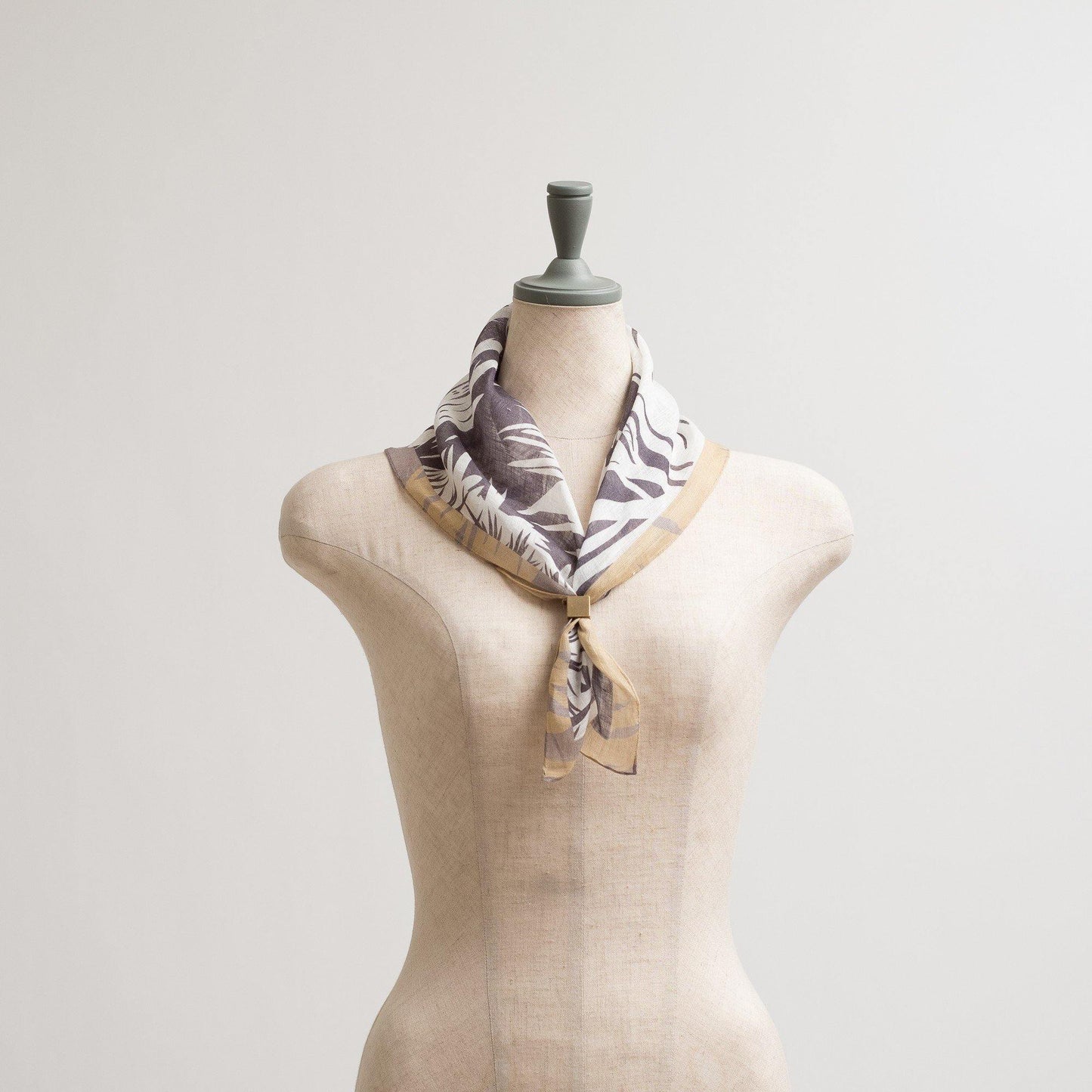 再入荷!近江リネン Japanese Linen 'Hide and Seek' Navy リング付きミニスカーフ