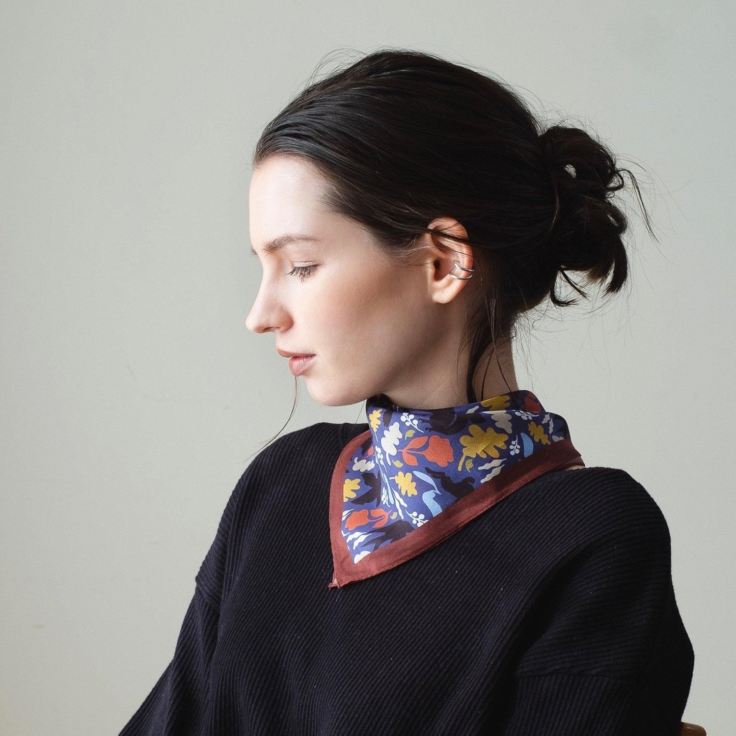 Japanese Printed Silk 'Bramley Hedge' Brown 8リング付きミニスカーフ