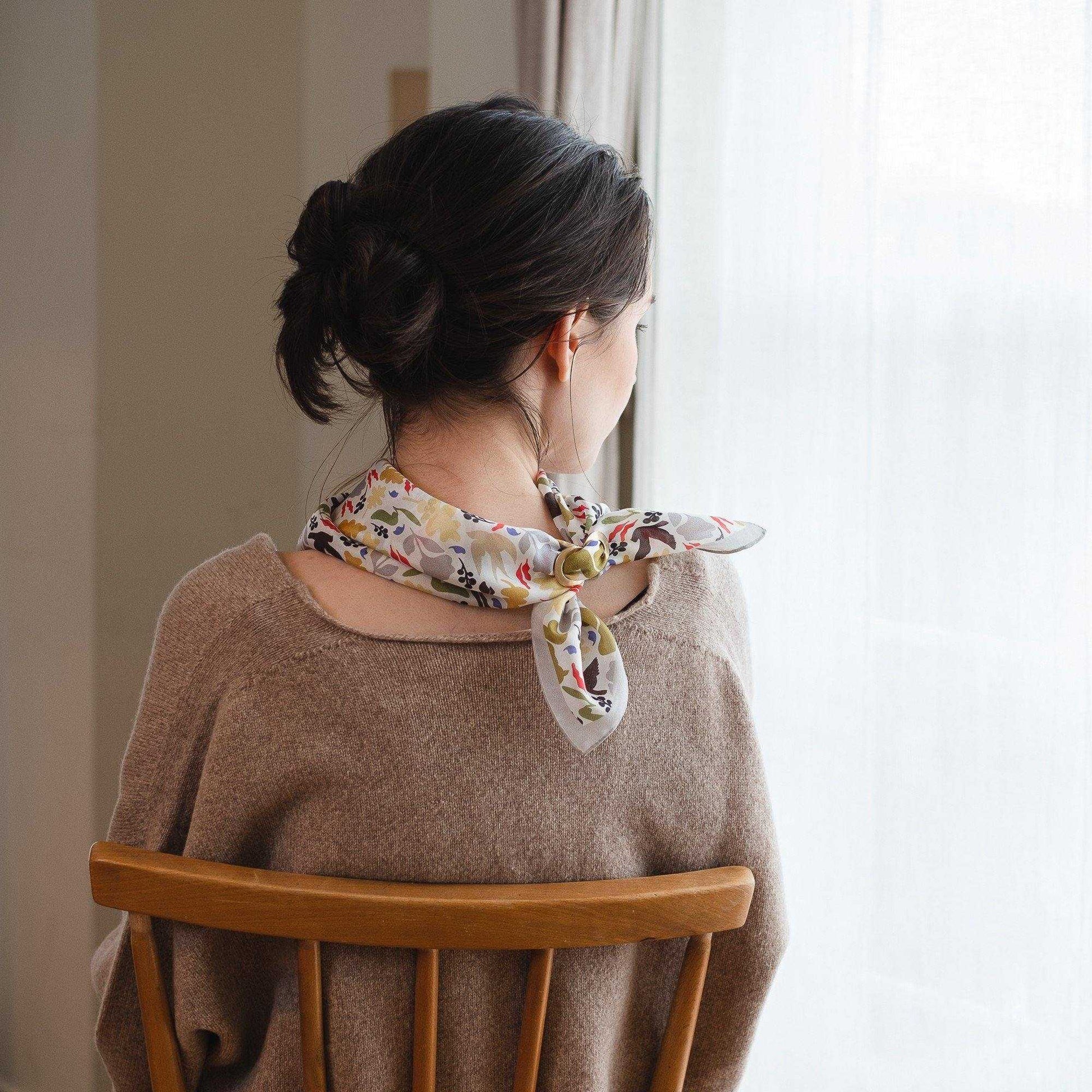 Japanese Printed Silk 'Bramley Hedge' grey  8リング付きミニスカーフ