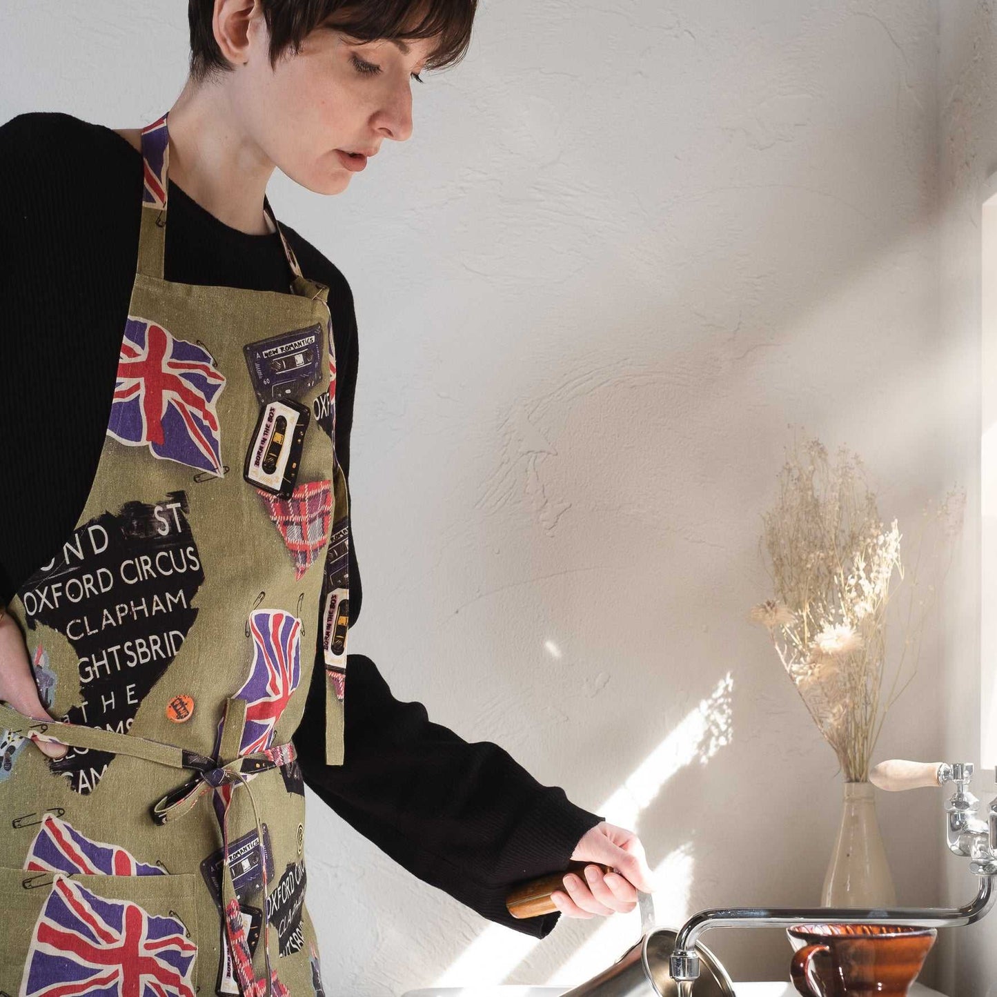 近江リネン Japanese Linen ユニセックス エプロン ’Stick the kettle on!’khaki