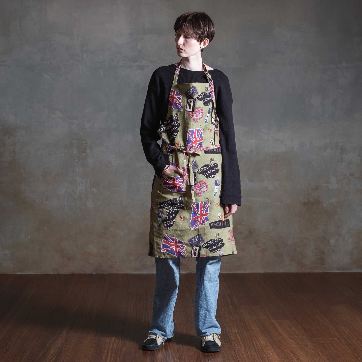 近江リネン Japanese Linen ユニセックス エプロン ’Stick the kettle on!’khaki