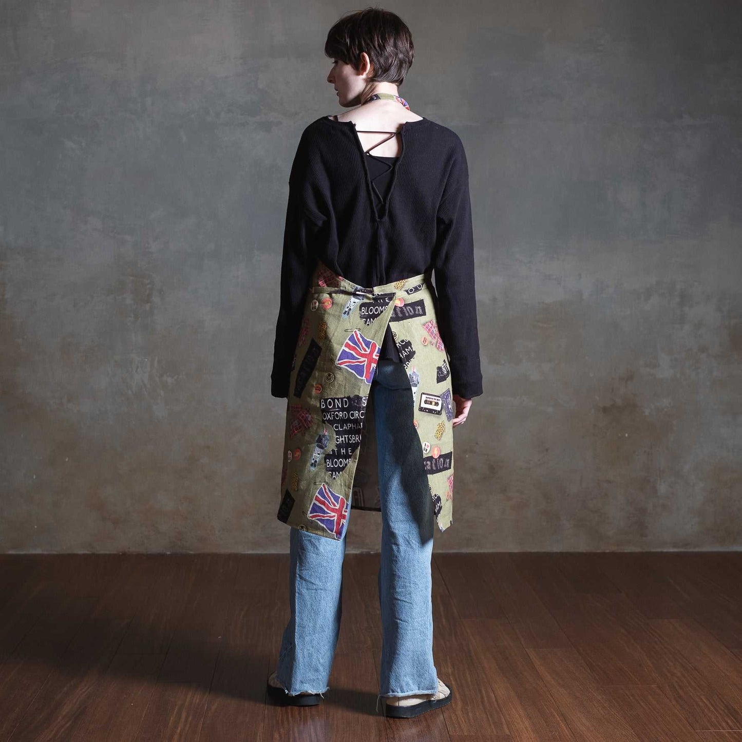 近江リネン Japanese Linen ユニセックス エプロン ’Stick the kettle on!’khaki