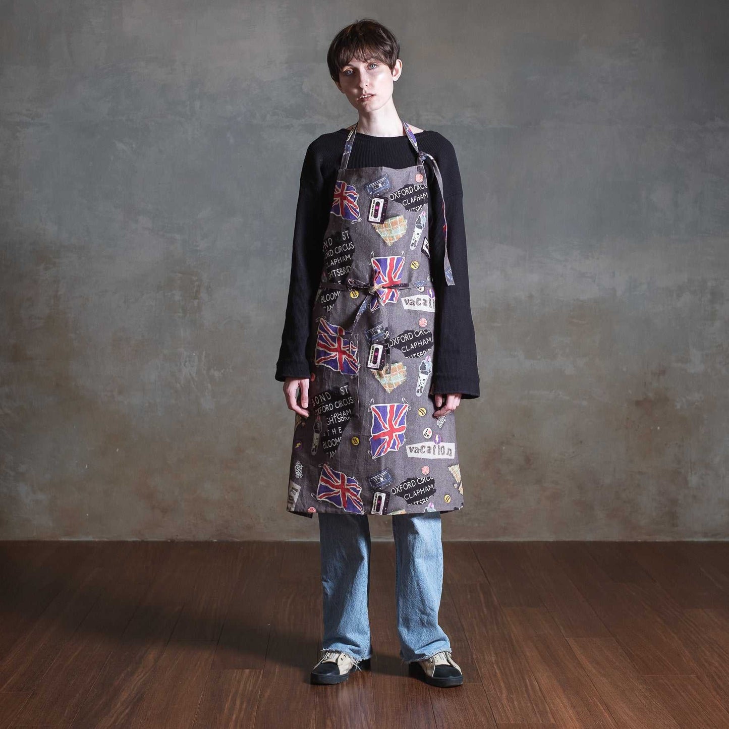 近江リネン Japanese Linen ユニセックス エプロン ’Stick the kettle on!’ Slate Grey