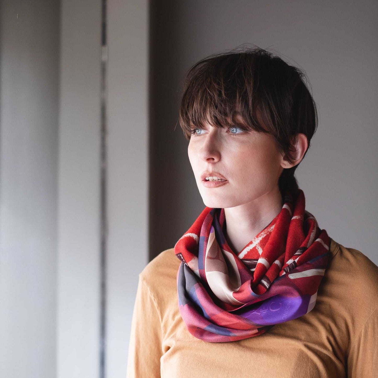 Japanese Printed Silk & Merino Wool 'The Make Up Artist' red ループスカーフ