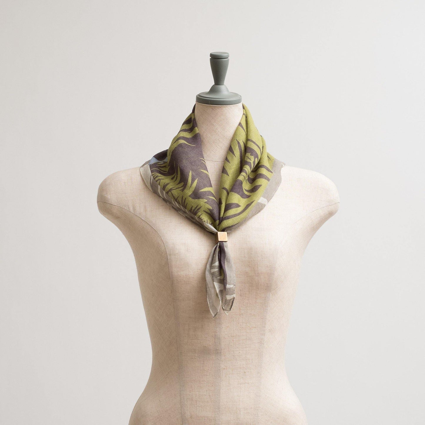 近江リネン Japanese Linen 'Hide and Seek' Khaki リング付きミニスカーフ
