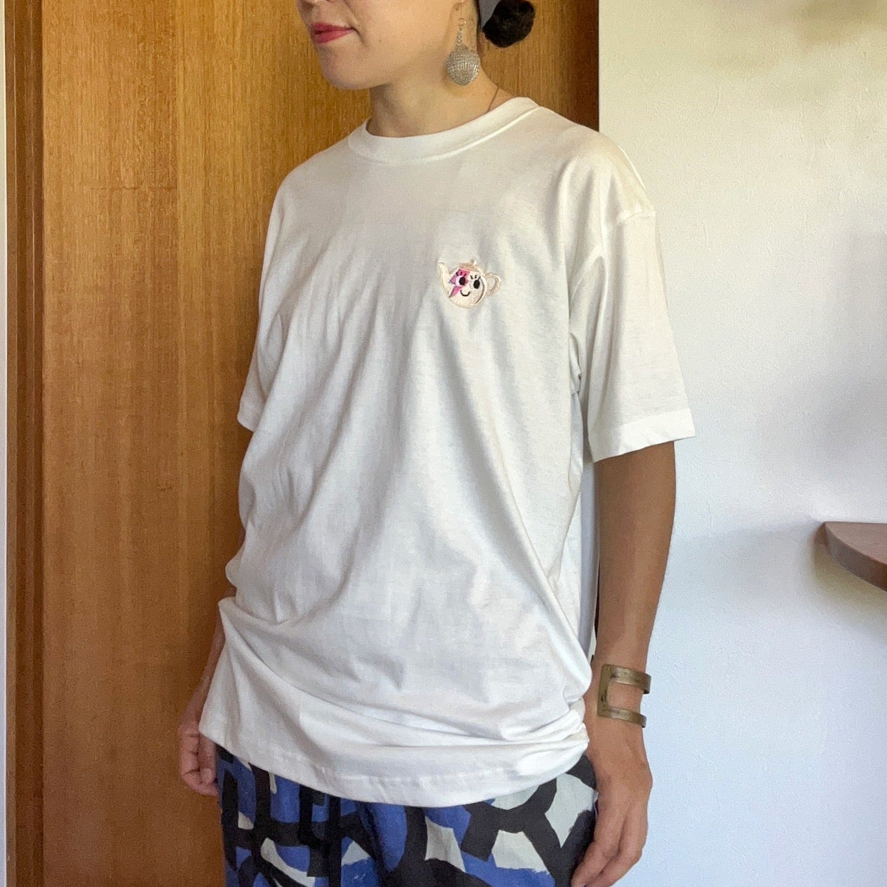 Lサイズのみ オーガニックコットンの刺繍Tシャツ 'Tea Pot Face'