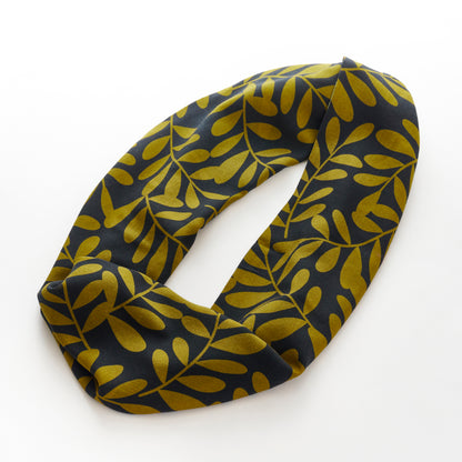 Scheduled to arrive in September! Silk &amp; Merino Wool 'Halsham' gray x black loop scarf