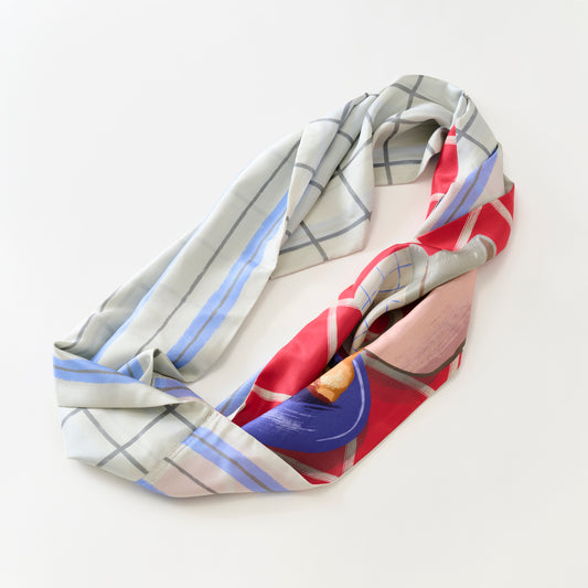 Mini-écharpe bleu marine en soie imprimée japonaise 'Polka Dot Queen' avec anneau vague