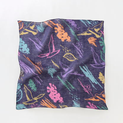 Mini-écharpe bleu marine en soie imprimée japonaise 'Polka Dot Queen' avec anneau vague