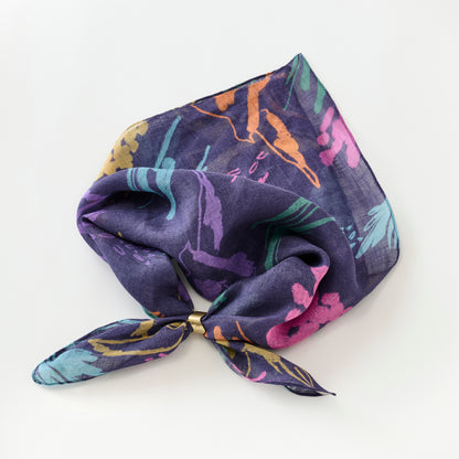 Mini-écharpe bleu marine en soie imprimée japonaise 'Polka Dot Queen' avec anneau vague