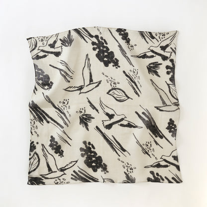 Mini-écharpe bleu marine en soie imprimée japonaise 'Polka Dot Queen' avec anneau vague