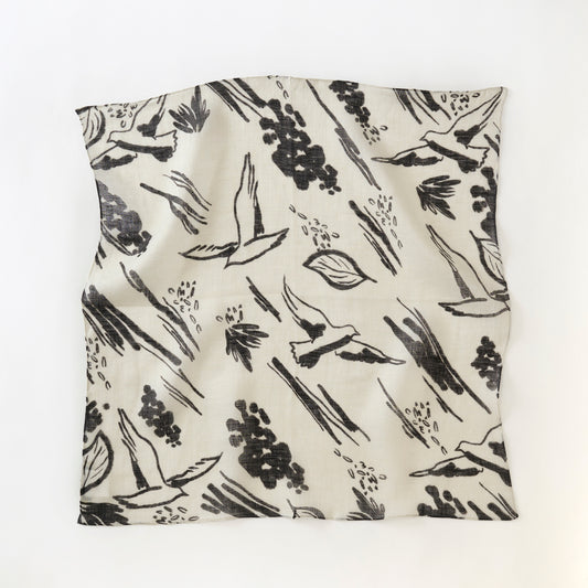 Mini-écharpe bleu marine en soie imprimée japonaise 'Polka Dot Queen' avec anneau vague