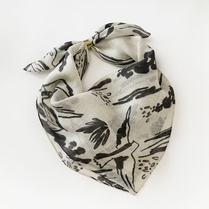 Mini-écharpe bleu marine en soie imprimée japonaise 'Polka Dot Queen' avec anneau vague