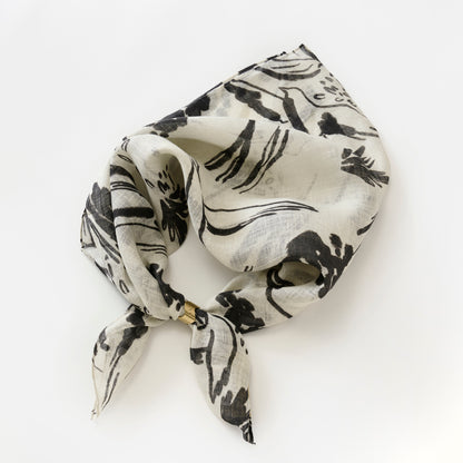 Mini-écharpe bleu marine en soie imprimée japonaise 'Polka Dot Queen' avec anneau vague