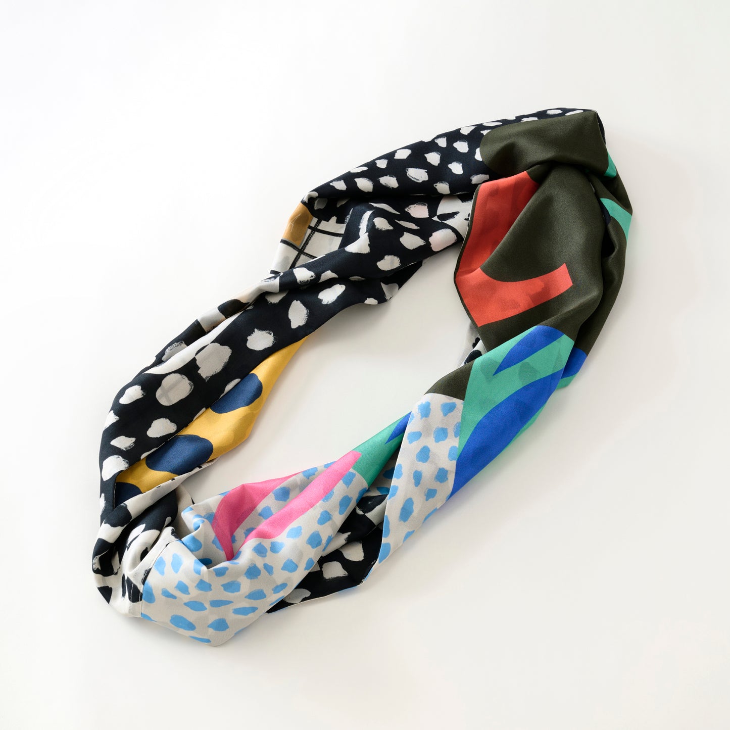 両面シルクのループスカーフ 'Fashionista' black