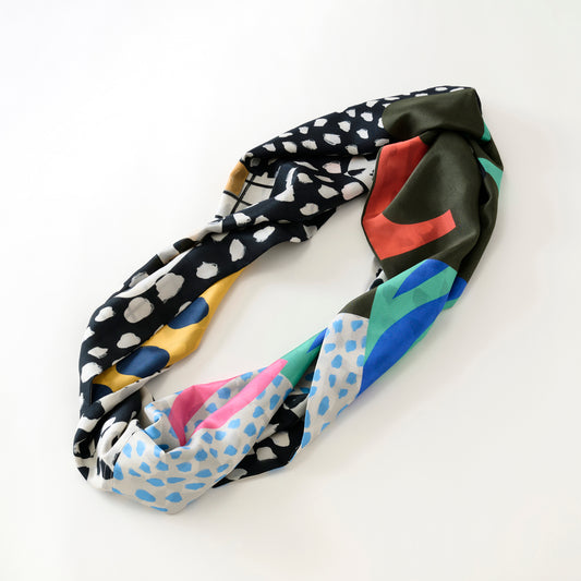 Mini-écharpe bleu marine en soie imprimée japonaise 'Polka Dot Queen' avec anneau vague