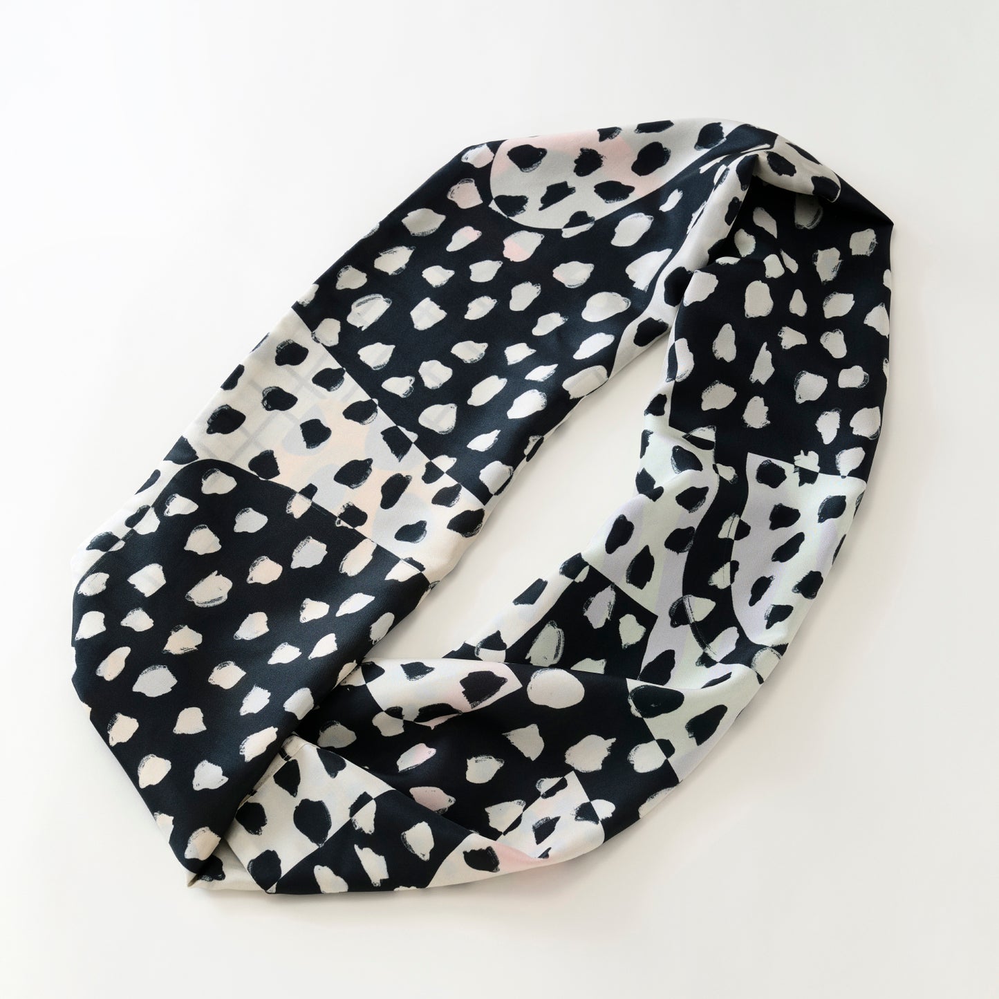 両面シルクのループスカーフ 'Fashionista' black