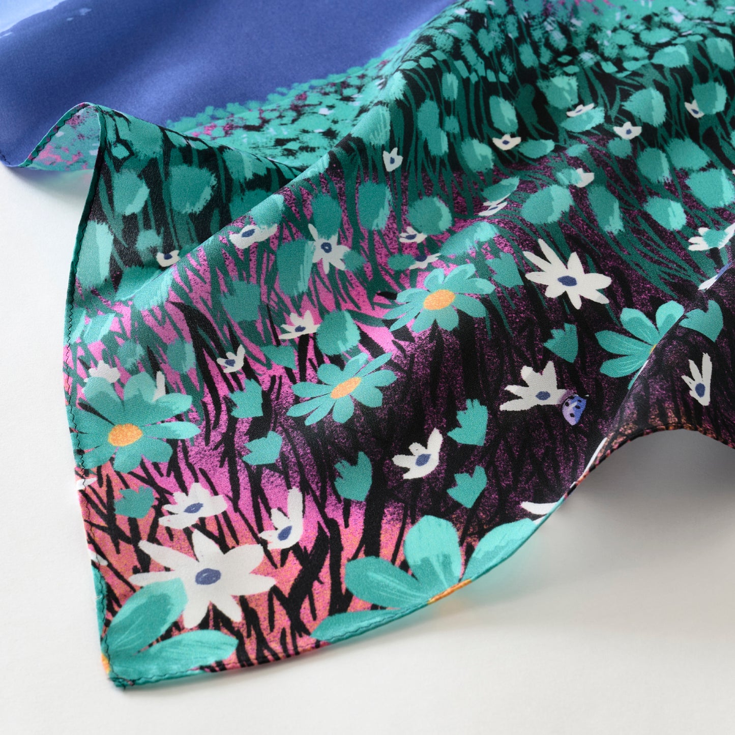 Silk 'Ladybird Cottage' midnight blueリング付きミニスカーフ