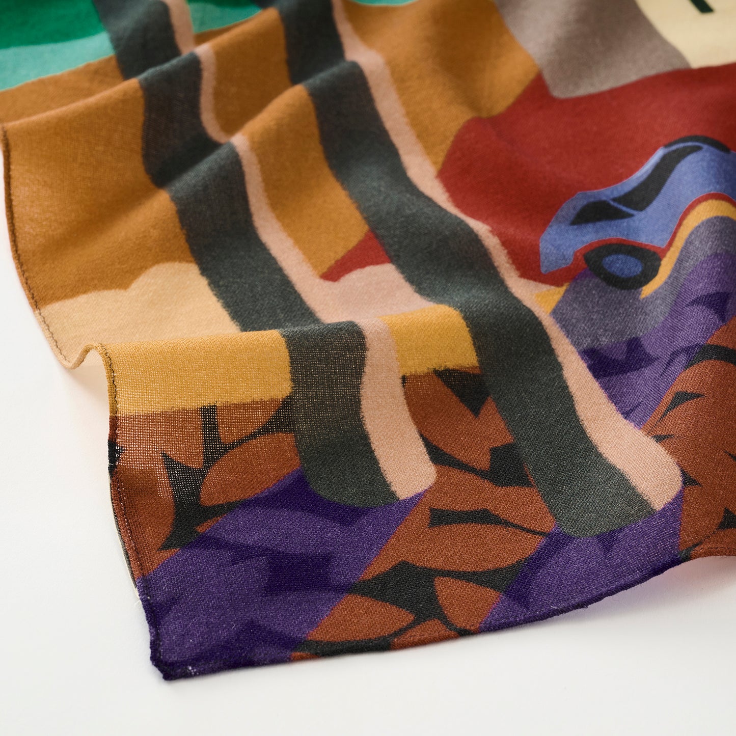 Mini-écharpe bleu marine en soie imprimée japonaise 'Polka Dot Queen' avec anneau vague