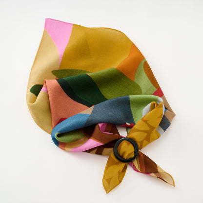 Mini-écharpe bleu marine en soie imprimée japonaise 'Polka Dot Queen' avec anneau vague