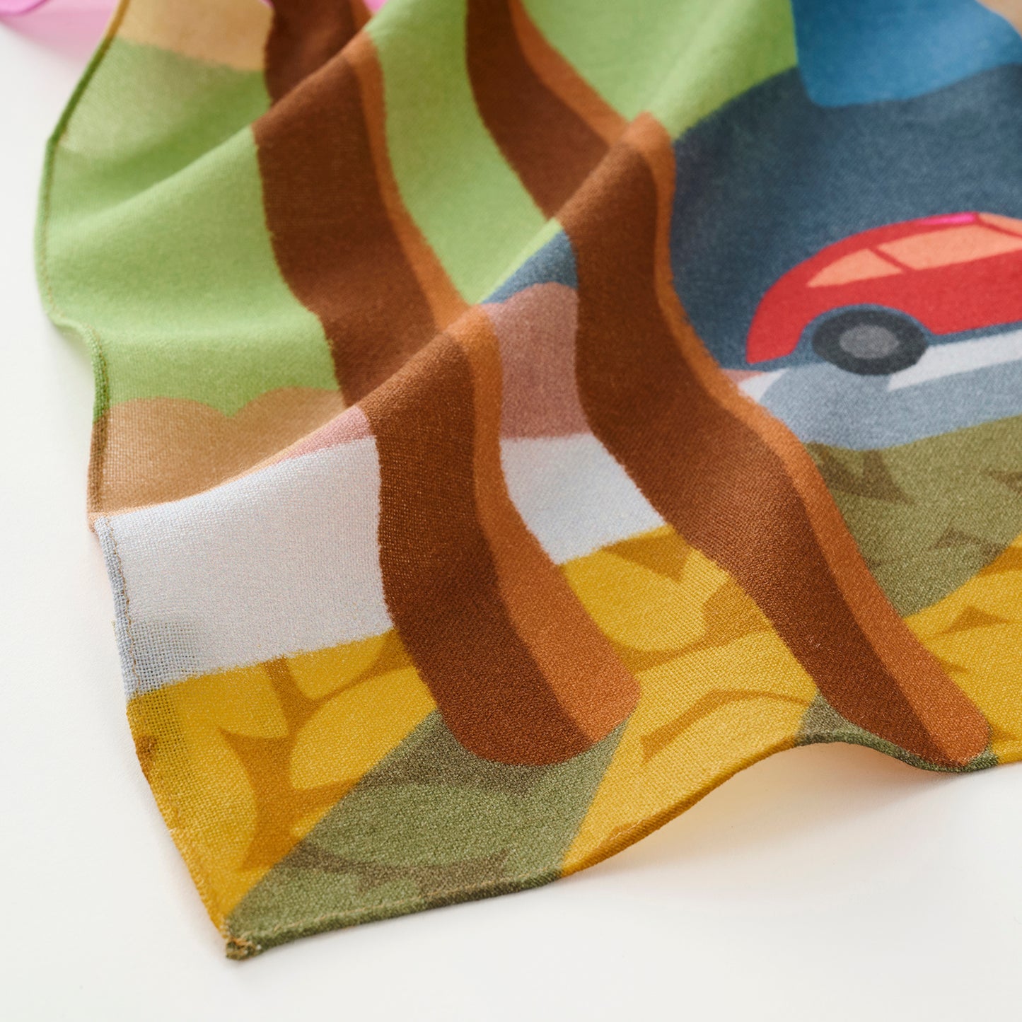 Mini-écharpe bleu marine en soie imprimée japonaise 'Polka Dot Queen' avec anneau vague