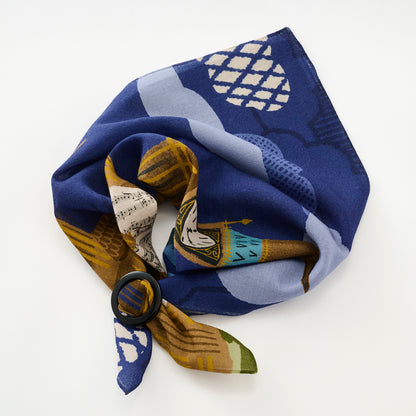 Mini-écharpe bleu marine en soie imprimée japonaise 'Polka Dot Queen' avec anneau vague