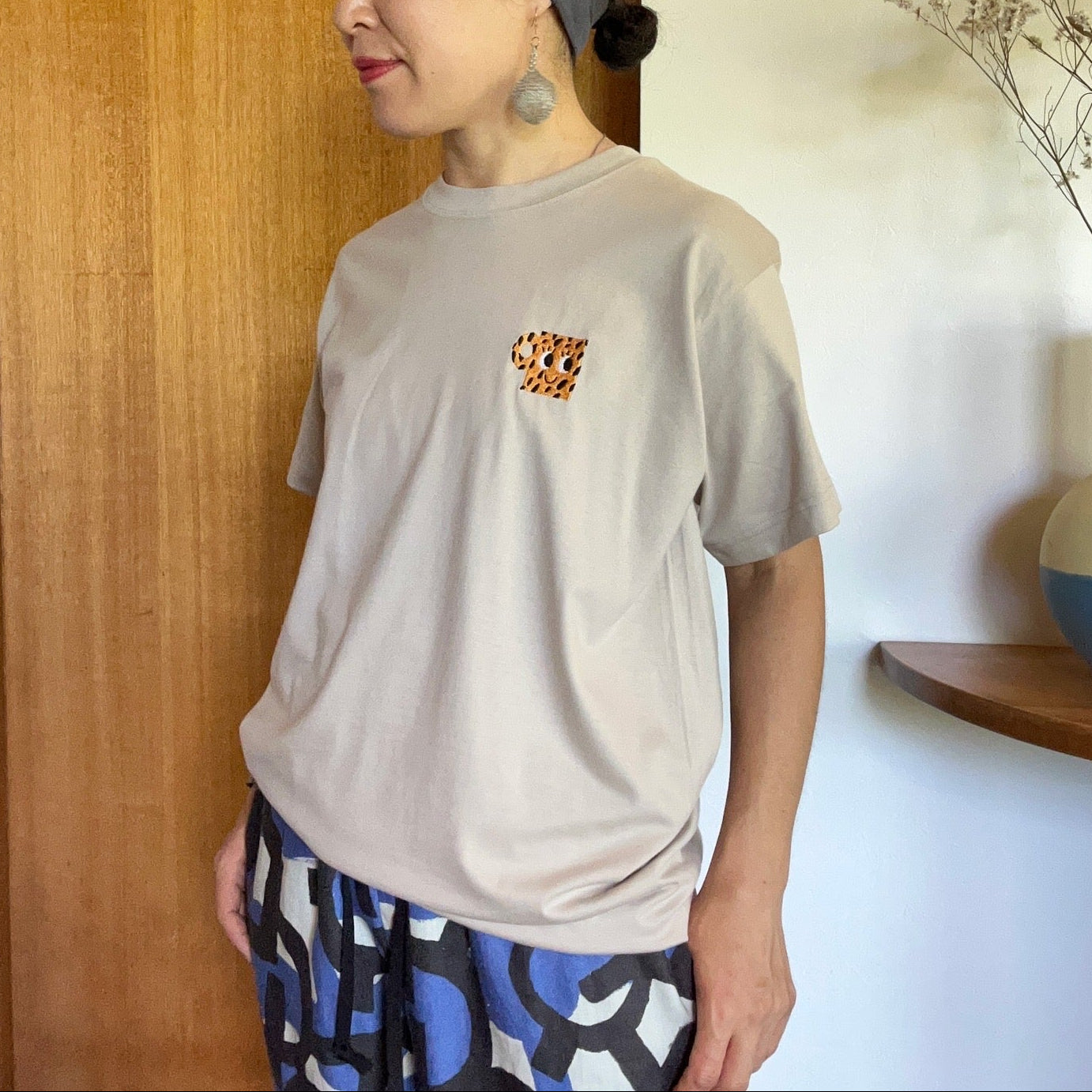 Mサイズのみ オーガニックコットンの刺繍Tシャツ  'Cup Face' グレージュ