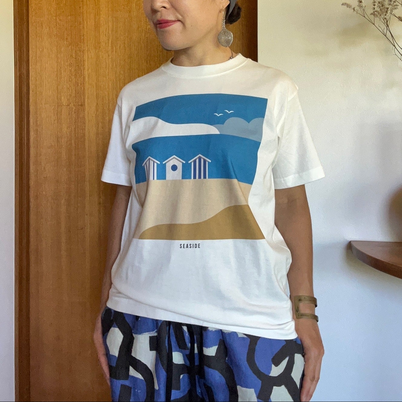 Sサイズのみ オーガニックコットンのTシャツ 'Beach Huts'