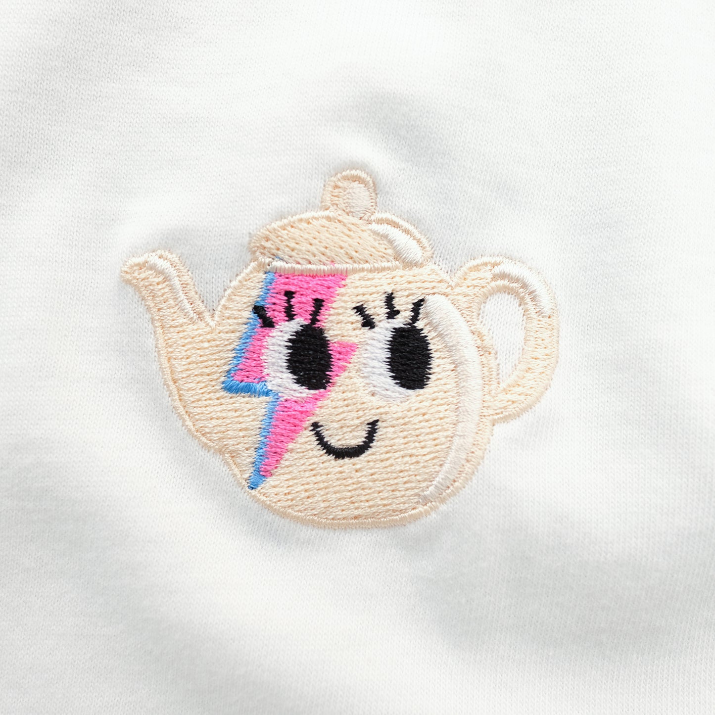 Lサイズのみ オーガニックコットンの刺繍Tシャツ 'Tea Pot Face'