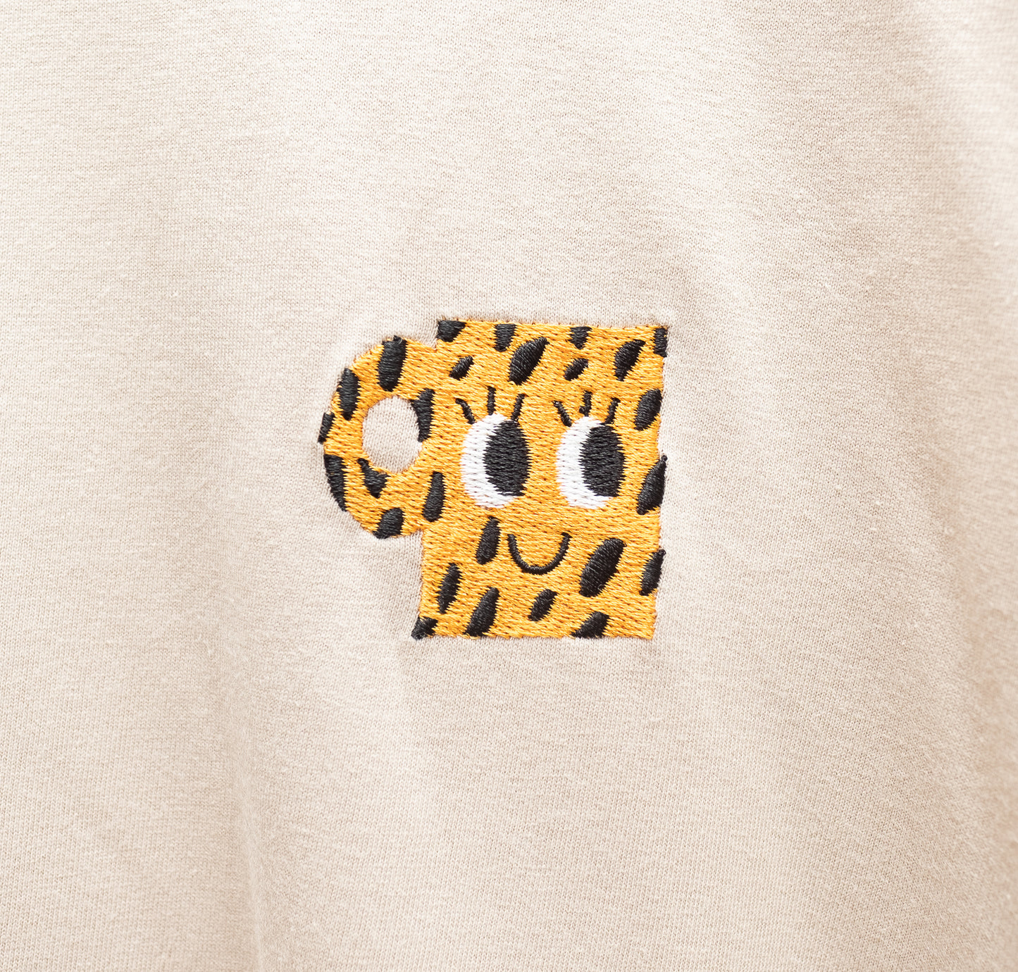 Mサイズのみ オーガニックコットンの刺繍Tシャツ  'Cup Face' グレージュ