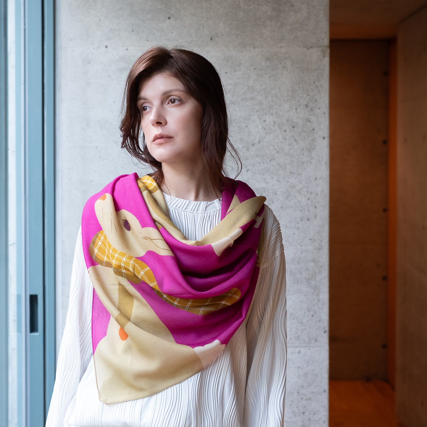 Écharpe Carrée Rose 'Chats Mystérieux' en Laine Mérinos Japonaise