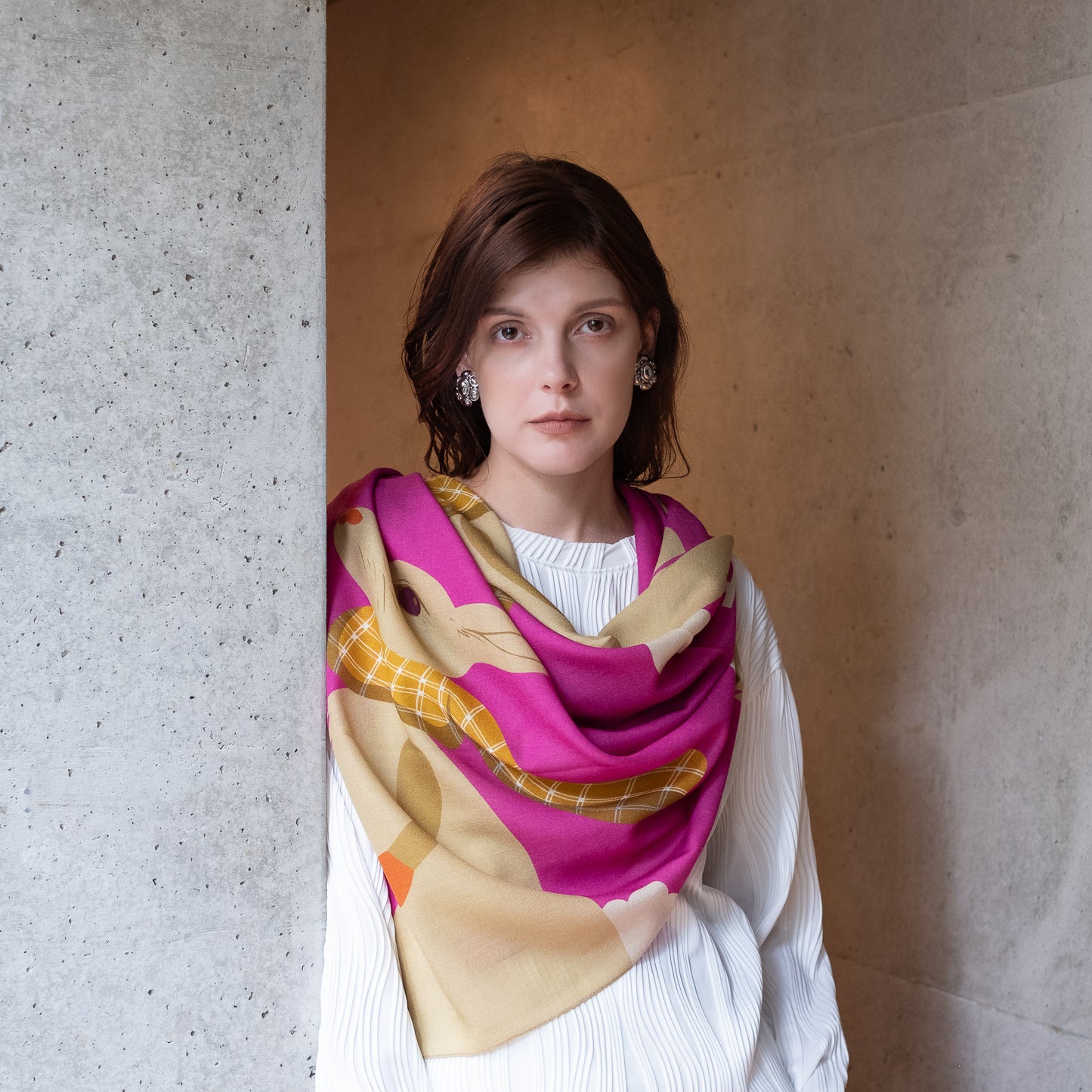 Écharpe Carrée Rose 'Chats Mystérieux' en Laine Mérinos Japonaise