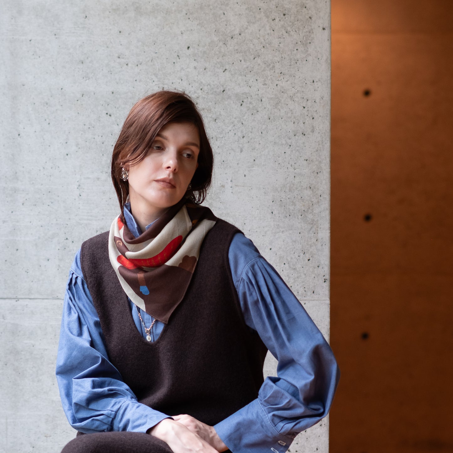 Superfine Merino Wool 'Skating Rabbit' brownリング付きミニスカーフ