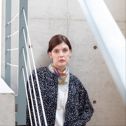 Mini-écharpe bleu marine en soie imprimée japonaise 'Polka Dot Queen' avec anneau vague