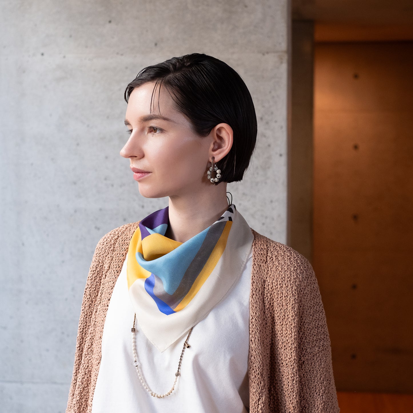 Mini-écharpe bleu marine en soie imprimée japonaise 'Polka Dot Queen' avec anneau vague