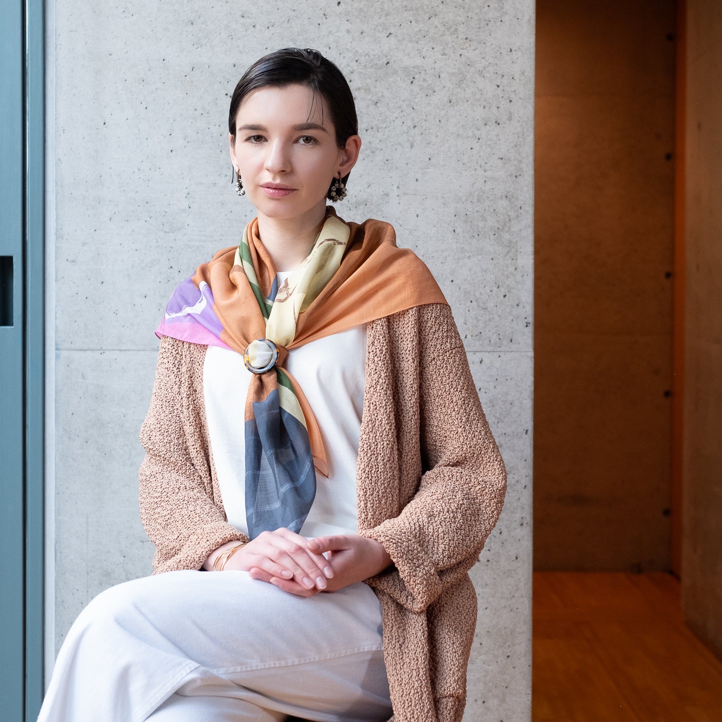 Mini-écharpe bleu marine en soie imprimée japonaise 'Polka Dot Queen' avec anneau vague