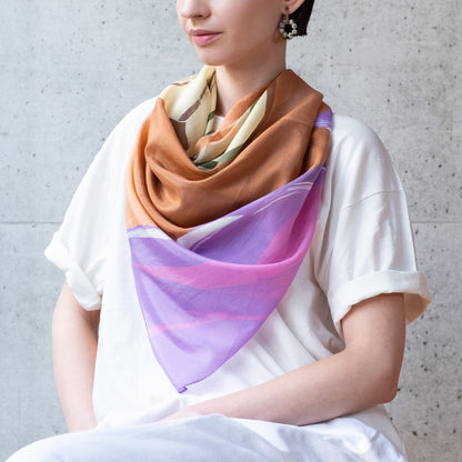 Mini-écharpe bleu marine en soie imprimée japonaise 'Polka Dot Queen' avec anneau vague