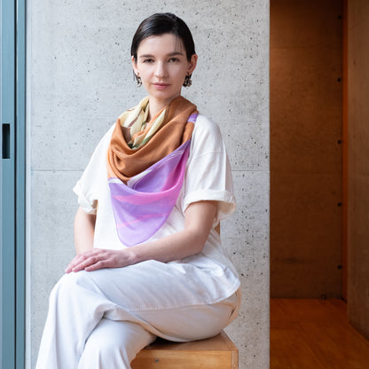 Mini-écharpe bleu marine en soie imprimée japonaise 'Polka Dot Queen' avec anneau vague