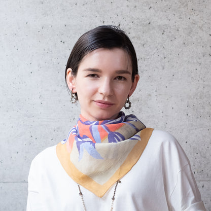 Mini-écharpe bleu marine en soie imprimée japonaise 'Polka Dot Queen' avec anneau vague