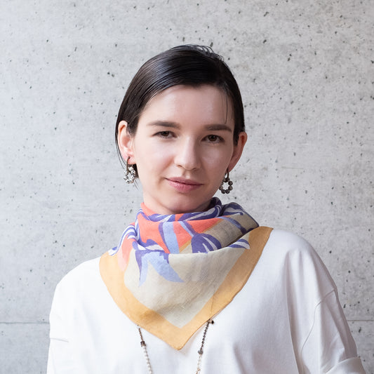 ３月末入荷予定！リング付き 近江のリネンミニスカーフ  'Floral Abode' light brown