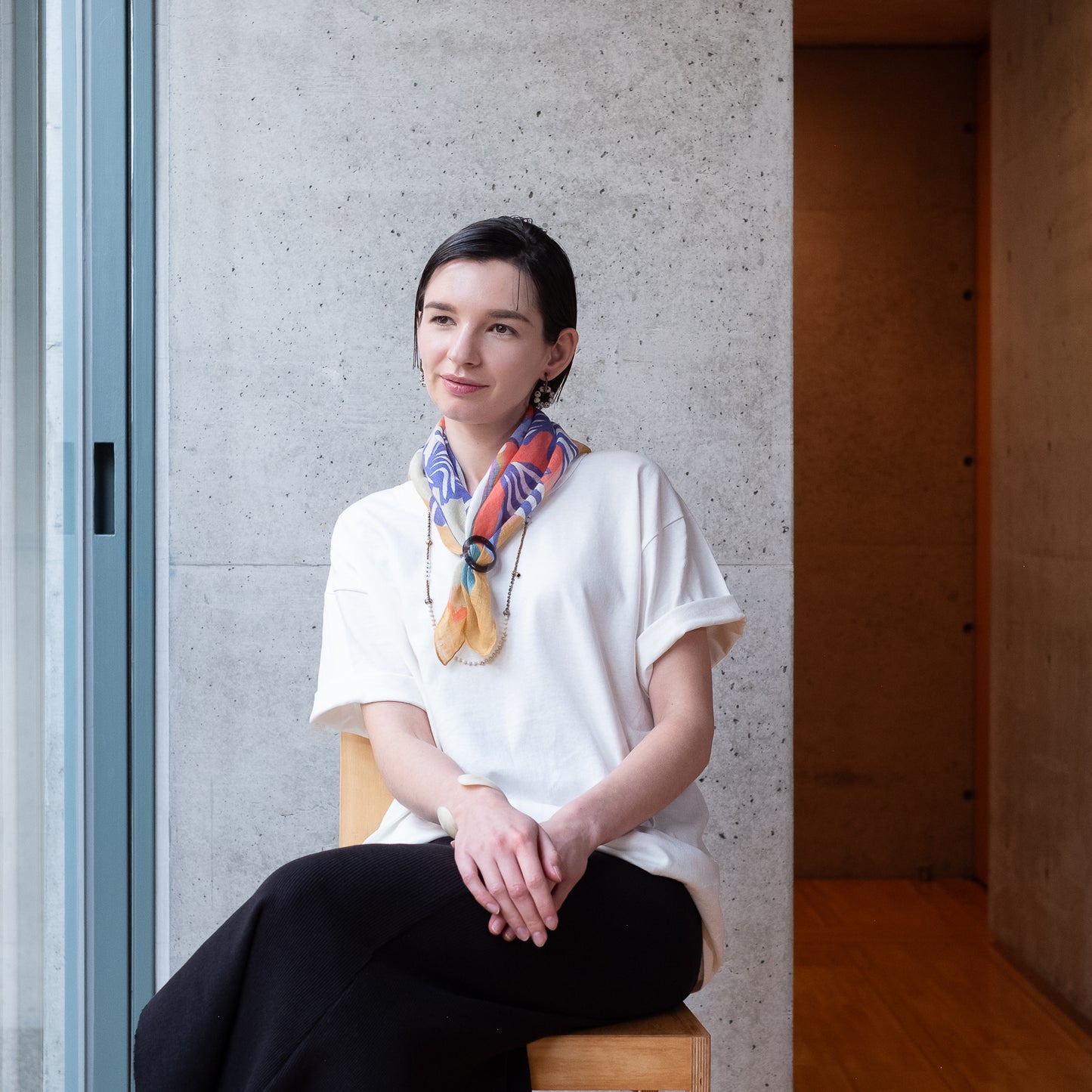 Mini-écharpe bleu marine en soie imprimée japonaise 'Polka Dot Queen' avec anneau vague